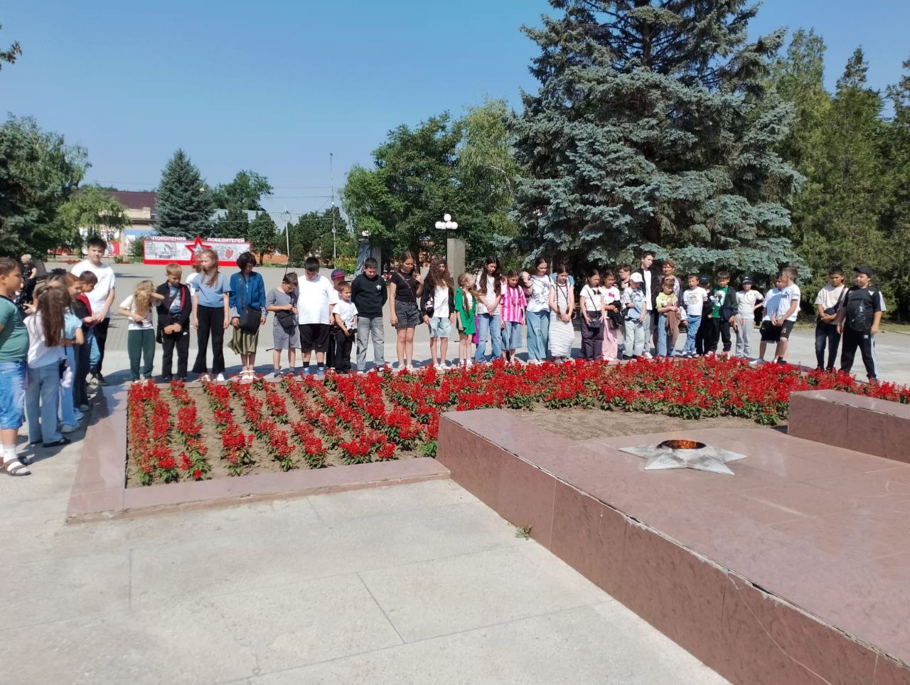 В преддверии Дня памяти и скорби воспитанники оздоровительного лагеря с дневным пребыванием детей &amp;quot;Солнышко&amp;quot; совершили поездку в город Ипатово..